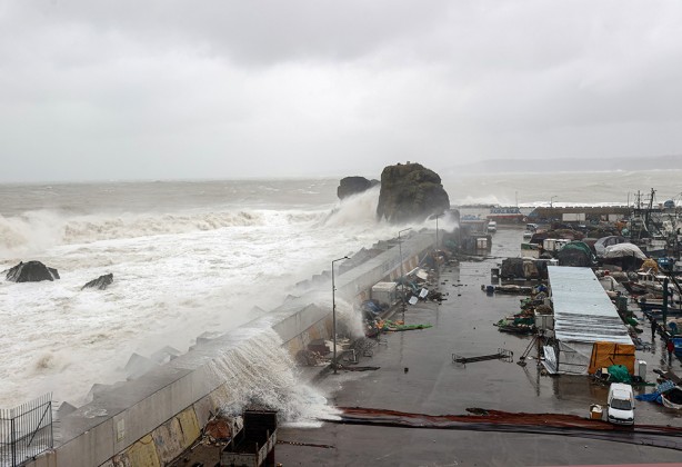 Foto - Sarıyer'de bina boyunda dalgalar! Masa ve sandalyeler havada uçuştu! İşletmelerde hasar oluştu!