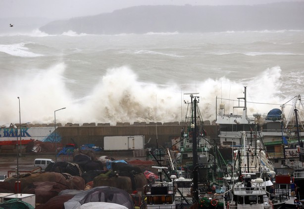 Sarıyer'de bina boyunda dalgalar! Masa ve sandalyeler havada uçuştu! İşletmelerde hasar oluştu!