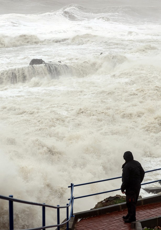 Foto - Sarıyer'de bina boyunda dalgalar! Masa ve sandalyeler havada uçuştu! İşletmelerde hasar oluştu!