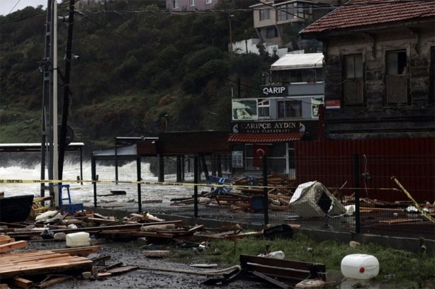 Foto - Sarıyer'de bina boyunda dalgalar! Masa ve sandalyeler havada uçuştu! İşletmelerde hasar oluştu!