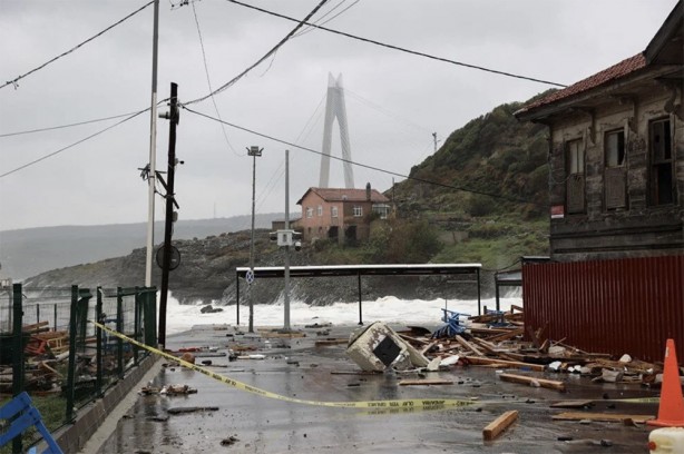 Foto - Sarıyer'de bina boyunda dalgalar! Masa ve sandalyeler havada uçuştu! İşletmelerde hasar oluştu!