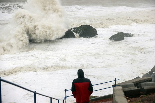 Foto - Sarıyer'de bina boyunda dalgalar! Masa ve sandalyeler havada uçuştu! İşletmelerde hasar oluştu!
