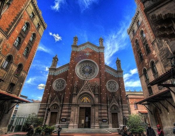 Foto - Sarıyer’deki kilise saldırısının ardından İstiklal Caddesi'ndeki kiliseye zarf içinde resim gönderildi! Zarftan çıkan resimdeki "Kabe" detayı herkesi şaşkına çevirdi 