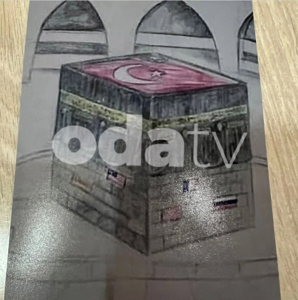 Foto - Sarıyer’deki kilise saldırısının ardından İstiklal Caddesi'ndeki kiliseye zarf içinde resim gönderildi! Zarftan çıkan resimdeki "Kabe" detayı herkesi şaşkına çevirdi 