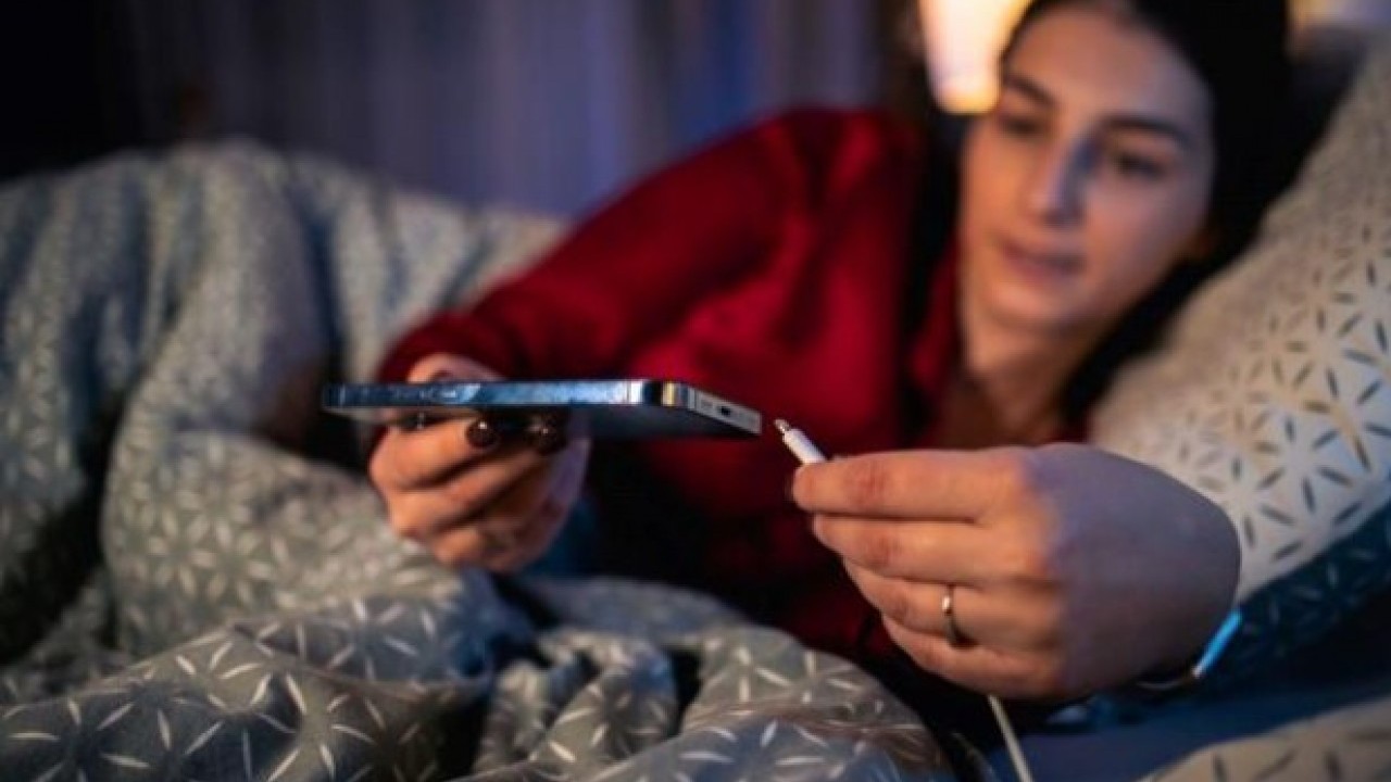 Şarj cihazını prizde bırakmak zararlı mı? ‘Vampir enerji' tehlike oluşturuyor