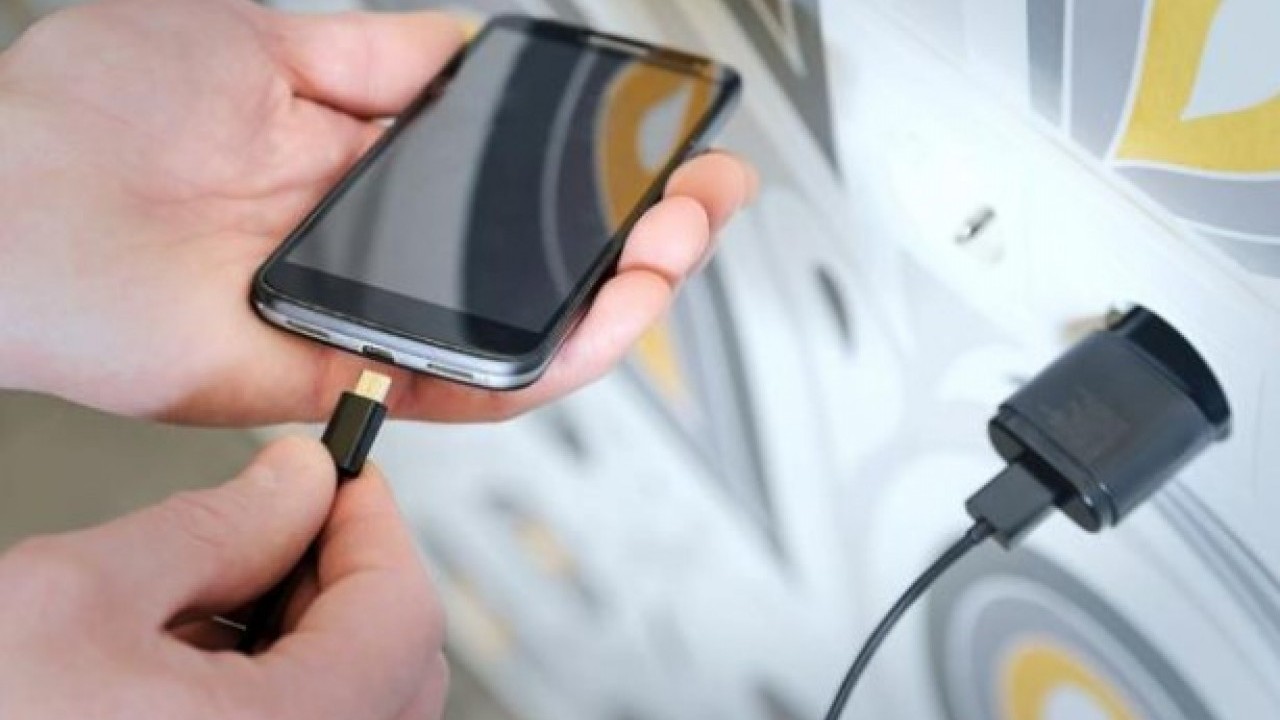 Foto - Şarj cihazını prizde bırakmak zararlı mı? ‘Vampir enerji' tehlike oluşturuyor