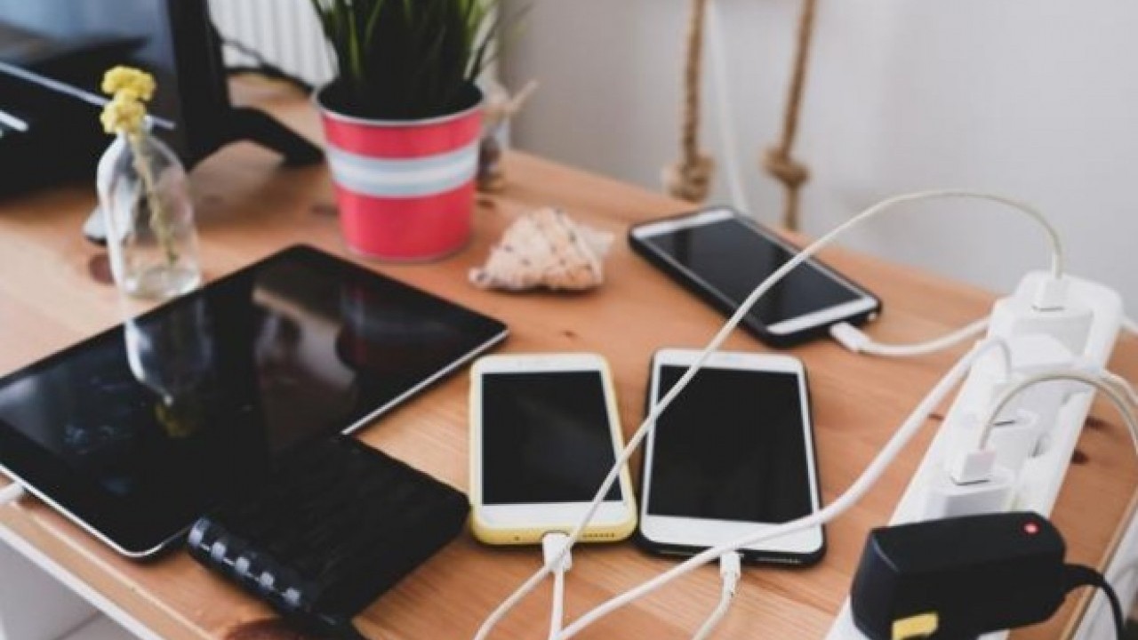 Foto - Şarj cihazını prizde bırakmak zararlı mı? ‘Vampir enerji' tehlike oluşturuyor