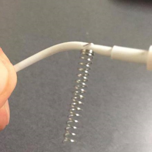 Foto - Şarj kablonuz kopmak üzereyse...