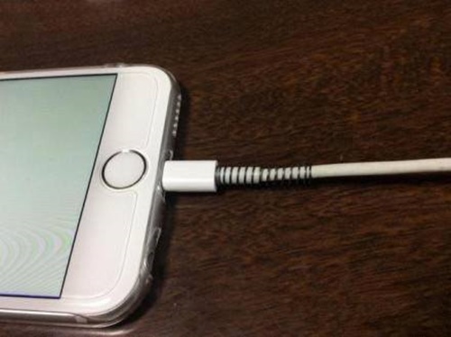 Foto - Şarj kablonuz kopmak üzereyse...