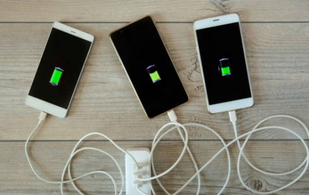 Foto - Şarjdaki telefonu kullanmak sağlığa zararlı mı? 