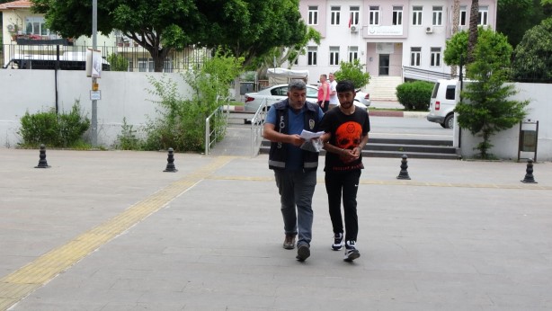 Foto - Şarjdaki telefonu saniyeler içerisinde çaldılar, dakikalar sonra yakalandılar