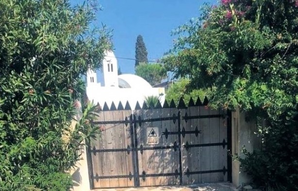 Foto - Şarkıcı Sıla evinin etrafını 10 metre çitle çevirdi