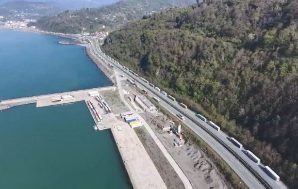 Foto - Sarp Sınır Kapısında kilometrelerce tır kuyruğu
