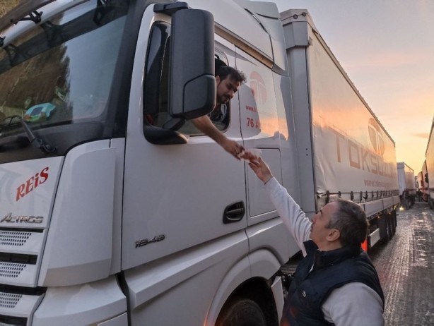 Foto - Sarp Sınır Kapısında kilometrelerce tır kuyruğu