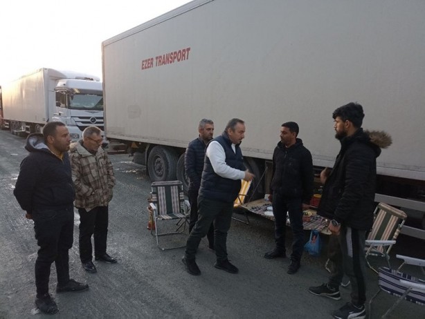 Foto - Sarp Sınır Kapısında kilometrelerce tır kuyruğu