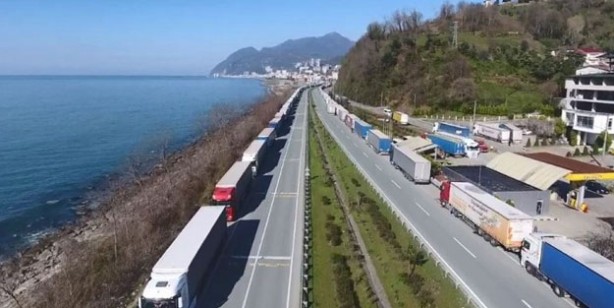 Sarp Sınır Kapısında kilometrelerce tır kuyruğu