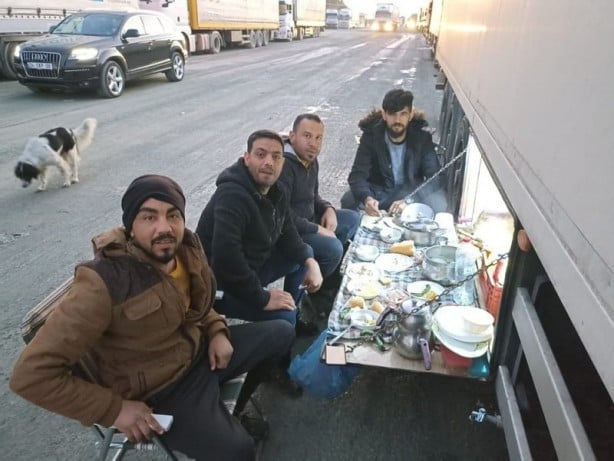 Foto - Sarp Sınır Kapısında kilometrelerce tır kuyruğu