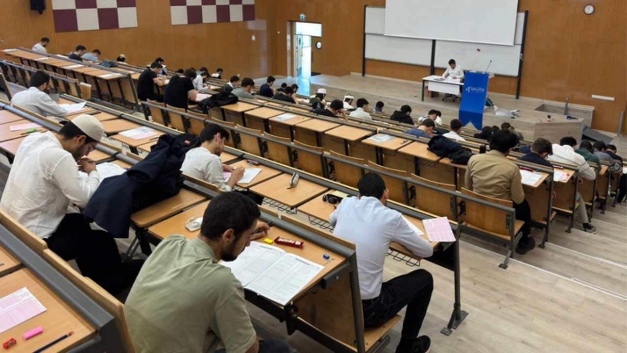 Foto - Şaşırtan kampanya! Türkiye’deki o özel üniversite, evlenen her öğrenciye 1+1 verecek! "Erdoğan" detayı dikkat çekti