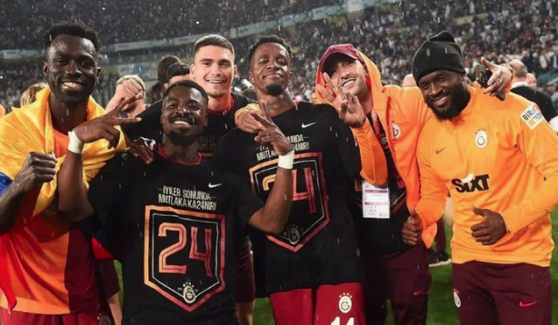 Foto - Şaşırtan transfer hamlesi! Büyük sürpriz.. Gören de Lionel Messi zannedecek arkadaşı...