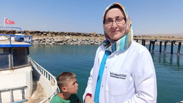 Foto - Şaşırtıcı ama gerçek! Van Gölü'ne giren çocuklara bakın ne oluyor