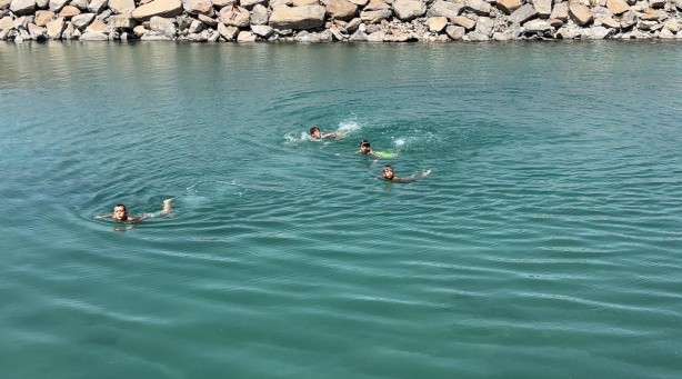 Foto - Şaşırtıcı ama gerçek! Van Gölü'ne giren çocuklara bakın ne oluyor