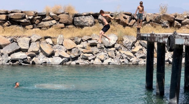 Foto - Şaşırtıcı ama gerçek! Van Gölü'ne giren çocuklara bakın ne oluyor