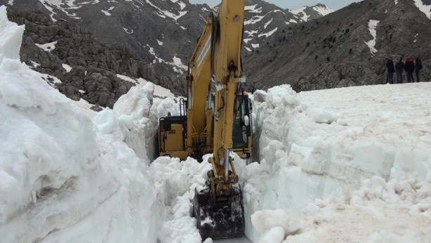 Foto - Şaşkına çeviren görüntü! Bir günde hem yaz hem kış mevsimini yaşadılar
