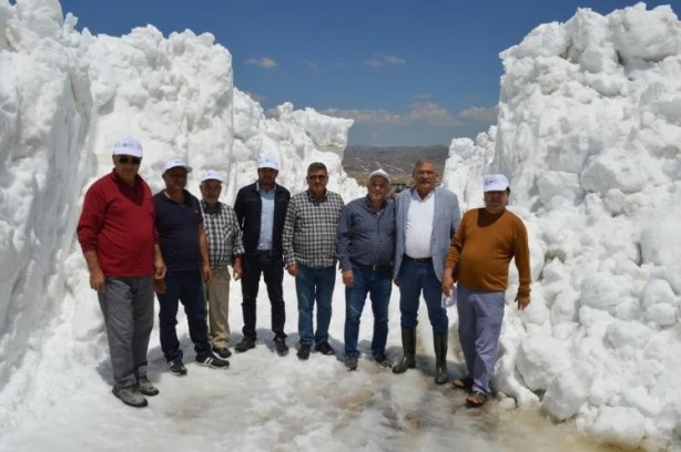 Foto - Şaşkına çeviren görüntü! Bir günde hem yaz hem kış mevsimini yaşadılar