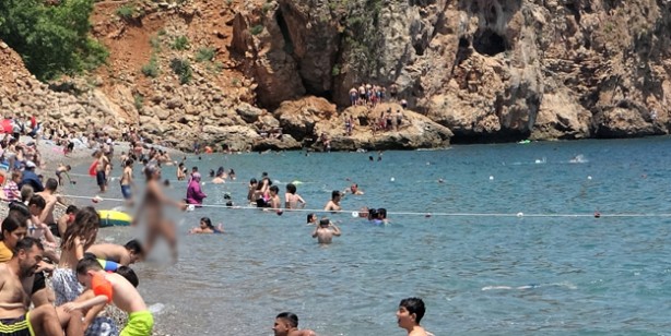 Foto - Şaşkına çeviren görüntü! Bir günde hem yaz hem kış mevsimini yaşadılar