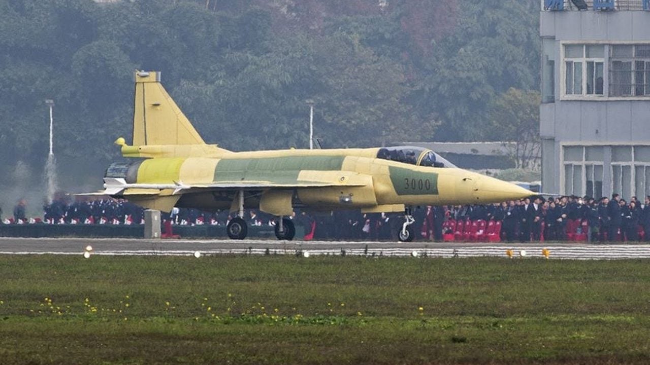 Foto - Satış resmen onaylandı! Gökyüzünün canavarı JF-17 savaş uçakları yola çıktı