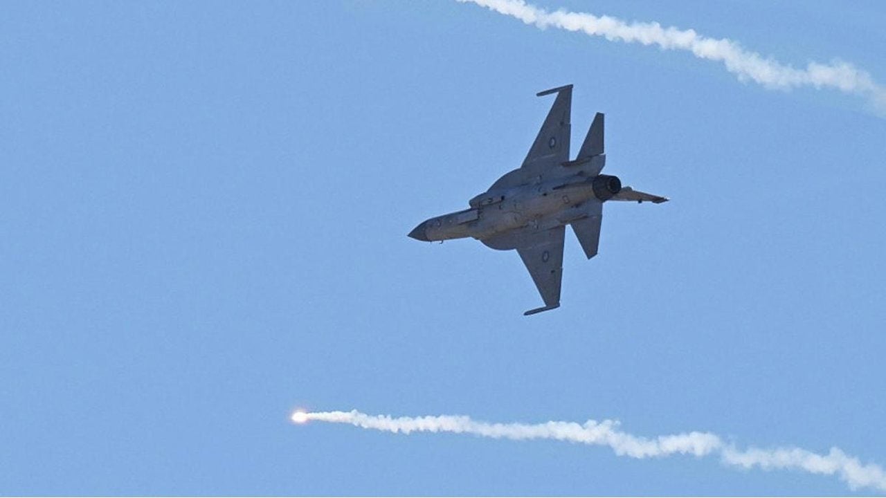 Foto - Satış resmen onaylandı! Gökyüzünün canavarı JF-17 savaş uçakları yola çıktı
