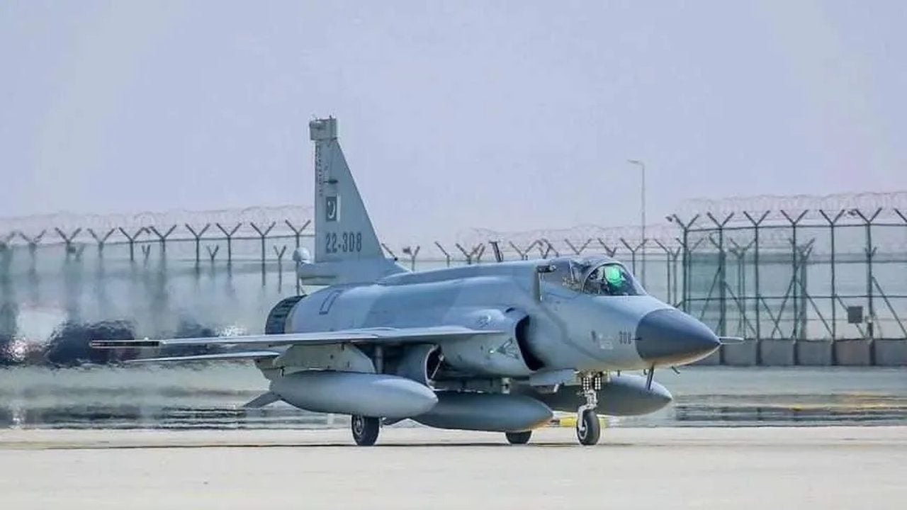 Foto - Satış resmen onaylandı! Gökyüzünün canavarı JF-17 savaş uçakları yola çıktı