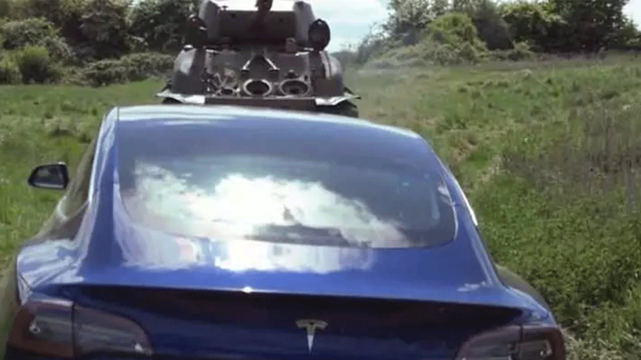 Foto - Bütün hıncını Tesla'dan çıkardı: Savaş gazisinden savaşa tepki!