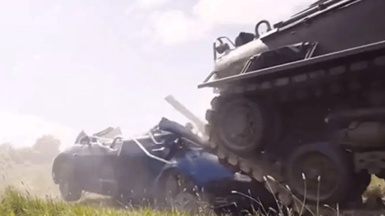 Foto - Bütün hıncını Tesla'dan çıkardı: Savaş gazisinden savaşa tepki!