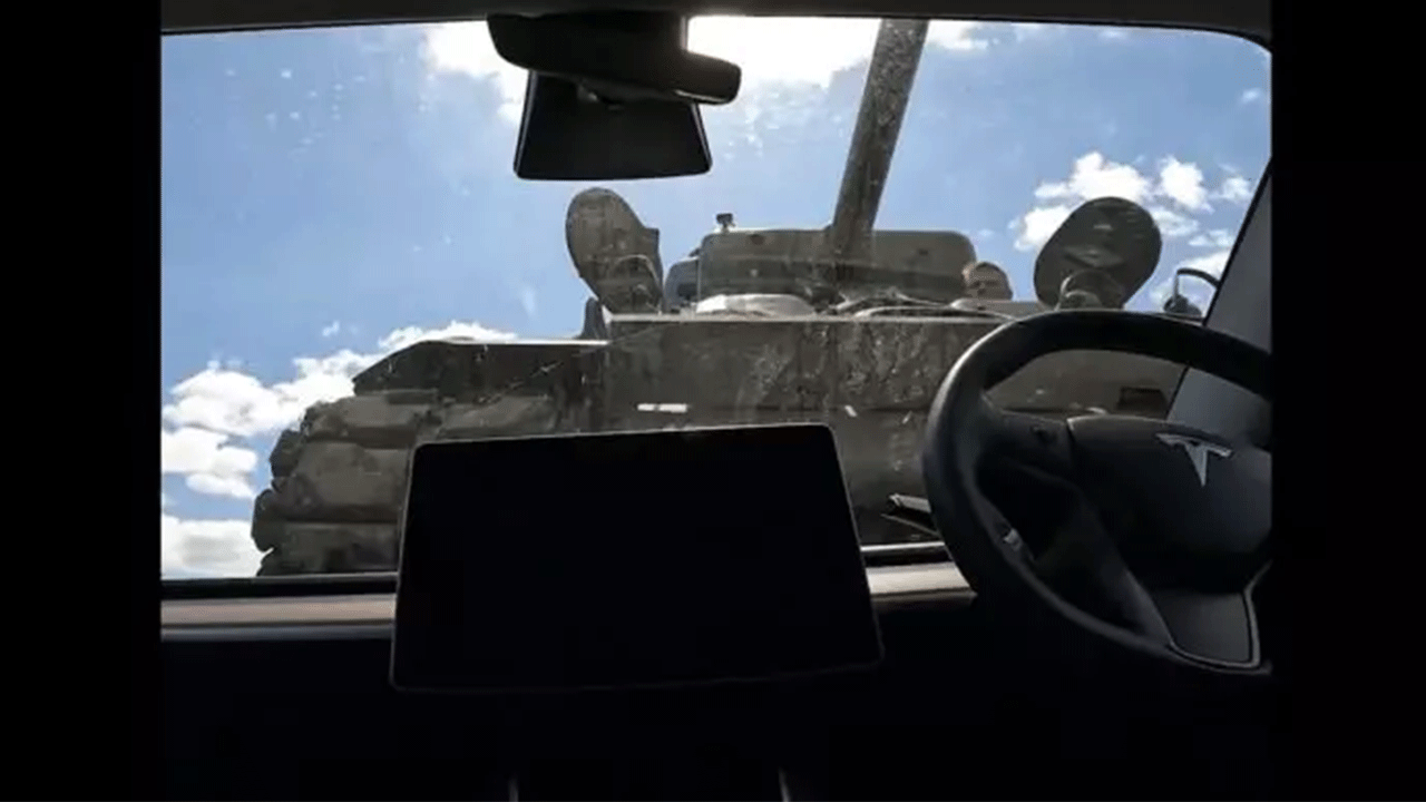 Foto - Bütün hıncını Tesla'dan çıkardı: Savaş gazisinden savaşa tepki!