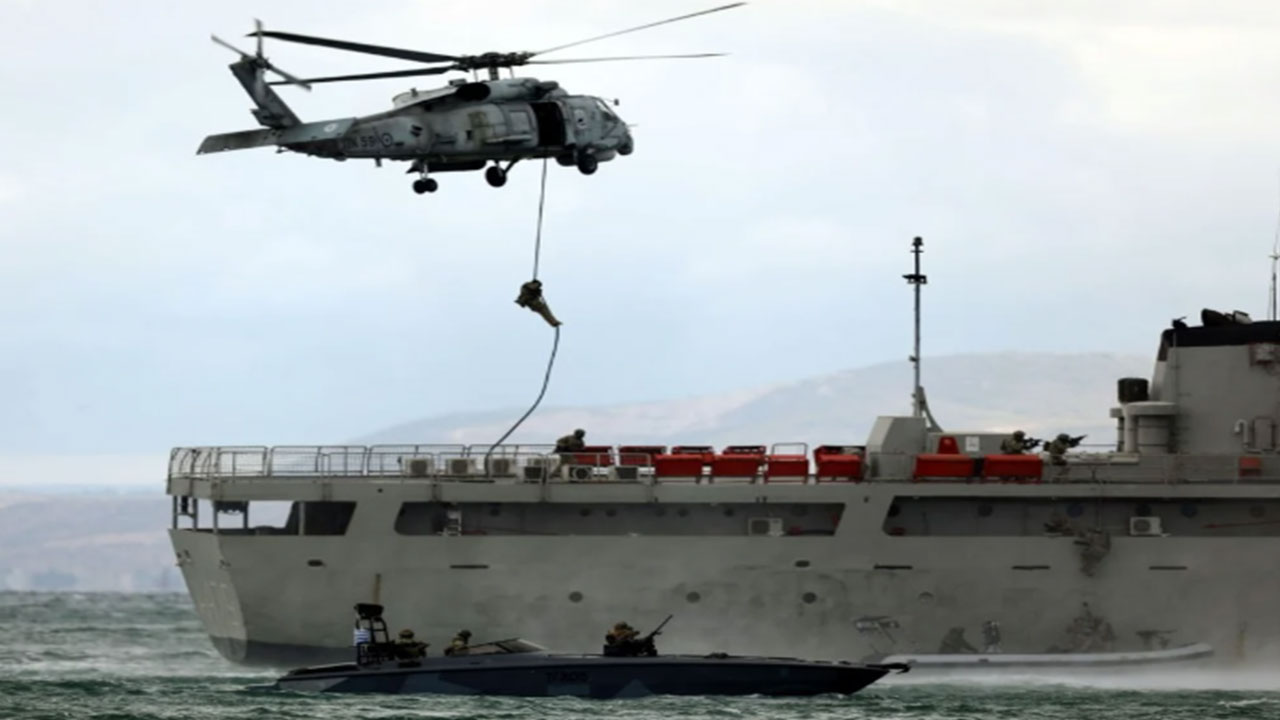 Foto - Savaş gemileri, helikopterler, çok sayıda asker Türkiye'ye karşı harekete geçti! Çıkarma yapacaklar