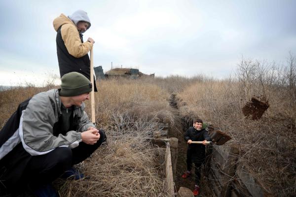 Foto - Savaş kapıda mı? Rusya'ya karşı siper kazmaya başladılar