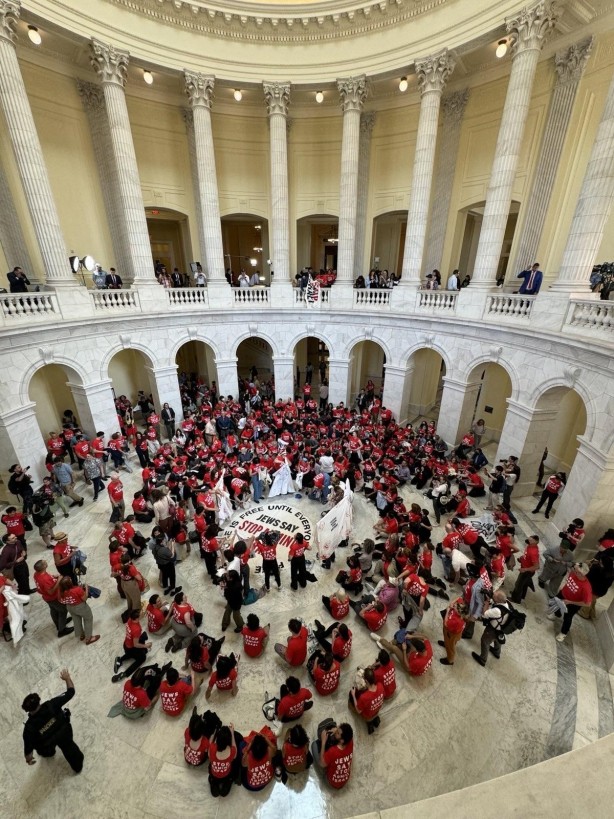 Savaş karşıtı Yahudilerden ABD Kongresi’nde İsrail protestosu