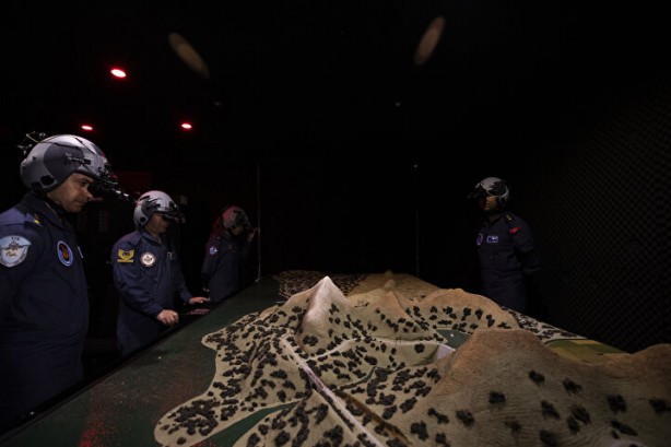 Foto - Savaş uçağı pilotlarının zorlu testleri! Dünyada birkaç ülkede böyle tesis var