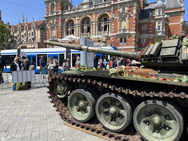 Foto - Savaşta tahrip olan Rus tankı meydanda sergileniyor