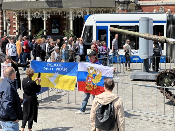 Foto - Savaşta tahrip olan Rus tankı meydanda sergileniyor