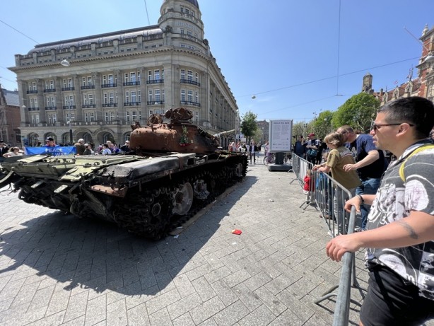 Foto - Savaşta tahrip olan Rus tankı meydanda sergileniyor
