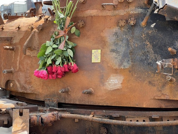 Foto - Savaşta tahrip olan Rus tankı meydanda sergileniyor