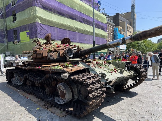 Foto - Savaşta tahrip olan Rus tankı meydanda sergileniyor