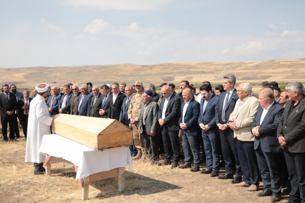 Foto - Savcı Sayan'ın annesi son yolculuğuna uğurlandı