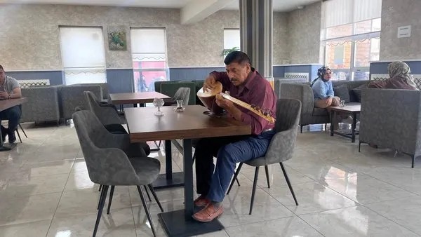 Foto - Sazıyla ekmeğini kazanıyor