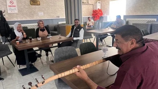 Foto - Sazıyla ekmeğini kazanıyor