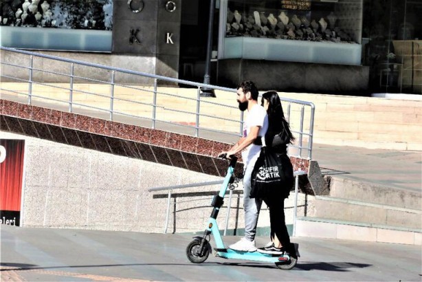Foto - Scooter’la seyahat 'kabus' oldu! ‘Karıncalarda saklı’ deyip çözümü açıkladı