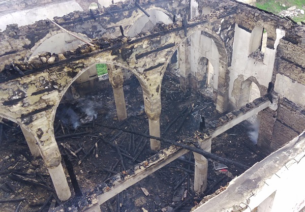 Foto - Sebebi belli oldu! Yanan camiden 3 gündür duman yükseliyor