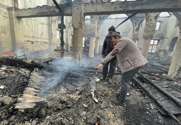 Foto - Sebebi belli oldu! Yanan camiden 3 gündür duman yükseliyor